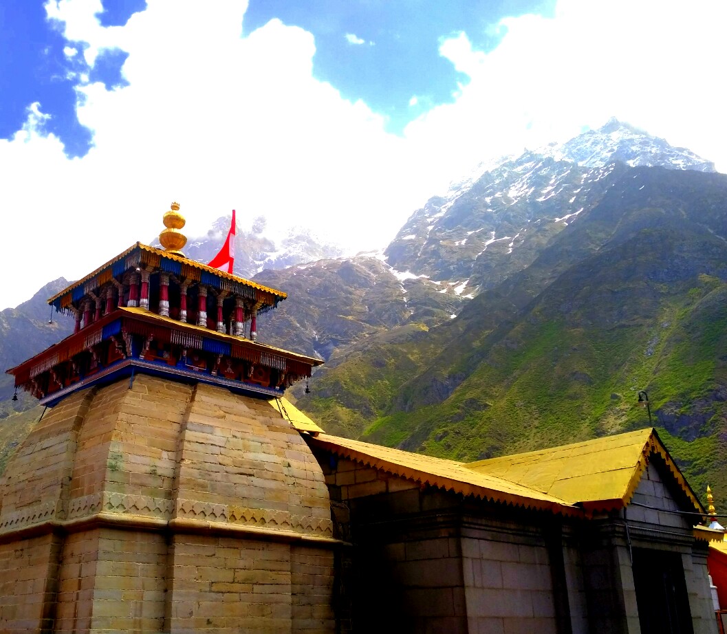 The ancient Badrinath shrine amidst the snow capped peaks of the Himalaya mountains, Uttarakhand, India
