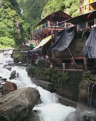 Yamunotri temple beside Yamuna river